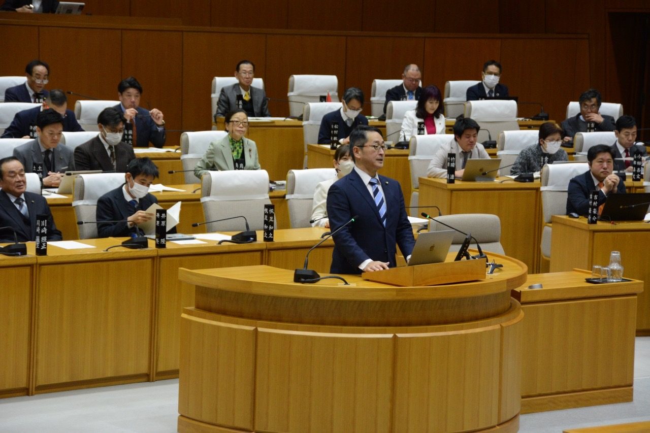 本会議にて代表質問(写真1)